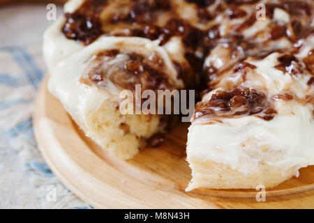 Hausgemachte Cinnamon Roll pie mit karamellisierten Äpfeln und Sahne auf der Platte ganz nah Stockfoto