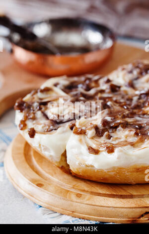 Hausgemachte Cinnamon Roll pie mit karamellisierten Äpfeln und Sahne auf der Platte ganz nah Stockfoto