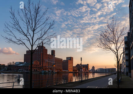 Duisburg, Nordrhein-Westfalen, Deutschland - April 08, 2016: Renoviertes Gebäude im inneren Hafen Stockfoto