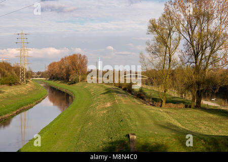 Oberhausen, Nordrhein-Westfalen, Deutschland - 04 April, 2016: Blick über die Brache Vondern mit dem Fluss Emscher Stockfoto