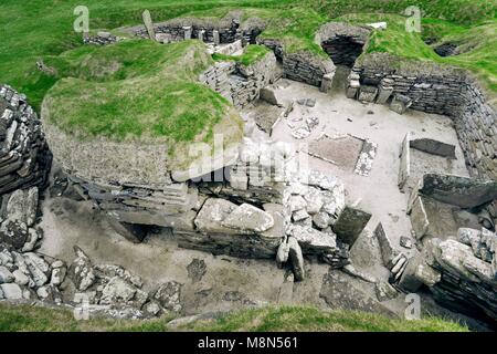 Skara Brae Steinzeit jungsteinzeitliche Dorf an Skaill, Orkney, Schottland. Interieur, Betten, Herd und Schränke 3100BC. Haus 5 mit Haus 4 hinter Links Stockfoto