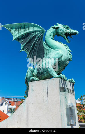 Geflügelte Drachen Statue im Dragon Bridge, Ljubljana, Slowenien, Europa. Stockfoto