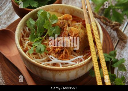 Bihun Kari. Fusion Food Reis Nudeln mit Huhn Suppe Curry; ein beliebtes Gericht in Medan, North Sumatra. Stockfoto