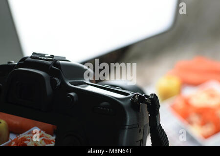 Konzept Bild - Ansicht von hinten der DSLR-Kamera einen Essen Fotografie in der Photo Studio Stockfoto