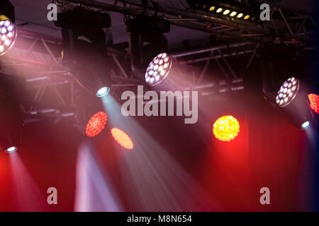 Professionelle Unterhaltung Lichter in einem Konzert oder Disco Night Club als Hintergrund Stockfoto