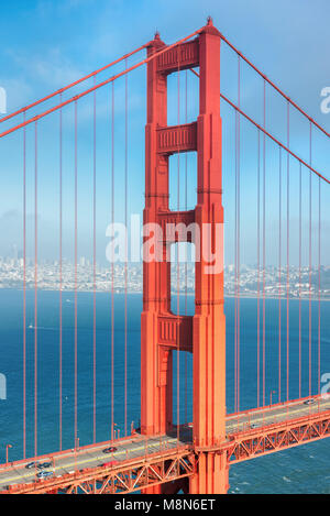 Golden Gate Bridge bei Sonnenuntergang in San Francisco, Kalifornien. Stockfoto