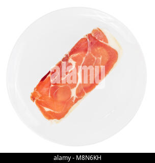Einzige Scheibe rohen Italienisch Prosciutto Crudo, jamon auf weiße Platte auf weißem Hintergrund. Stockfoto