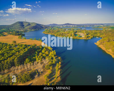 Lake Burley Griffin und ikonischen Telstra Tower bei Sonnenuntergang. Canberra, ACT, Australien Stockfoto