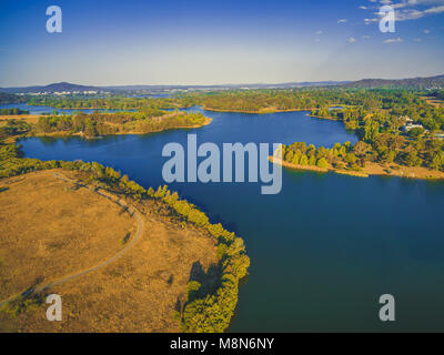 Antenne Landschaft des Lake Burley Griffin und die umliegende Landschaft. Canberra, ACT, Australien Stockfoto