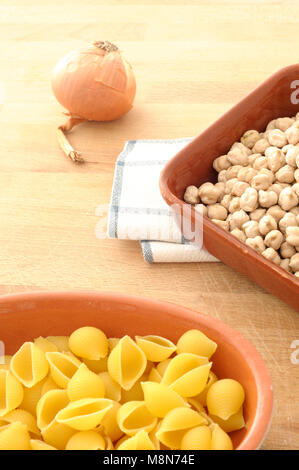 Zutaten für "Pasta e Ceci" Pasta, Kichererbsen und Zwiebel, vertikale mit Hintergrundbeleuchtung Stockfoto