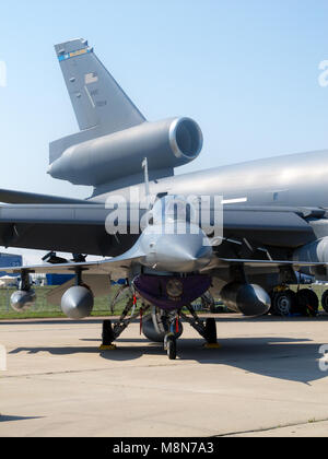 F-16 Fighter im Vergleich zu USAF McGuire KC-10a, der internationalen Luftfahrt & Raum Salon MAKS in Moskau. ZHUKOWSKY, Russland - 16. AUGUST 2011 Stockfoto