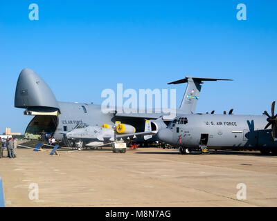 Lockheed C-5 Galaxy, das Militär intercontinental Cargo strategische Flugzeuge und C-130 Hercules, ZHUKOWSKY - 16. AUGUST Stockfoto