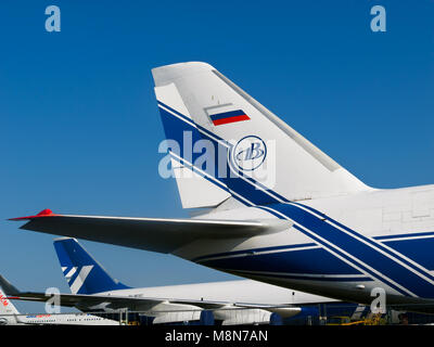 Heckflügel der Russischen Flugzeug eine -124-100 Jet, Volga-Dnepr Antonov An den internationalen Luftverkehr Raum Salon in Moskau MAKS, ZHUKOWSKY - 17. AUGUST Stockfoto