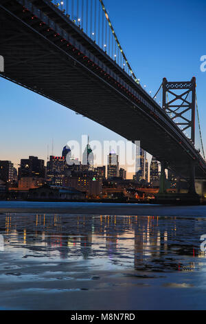 Ben Franklin Brücke begrüßt Besucher Philadelphia von Camden, NJ und der Welt. Stockfoto