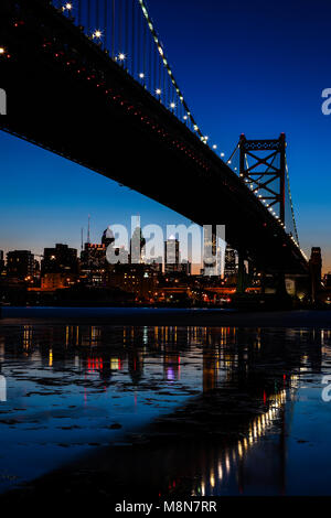 Ben Franklin Brücke begrüßt Besucher Philadelphia von Camden, NJ und der Welt. Stockfoto