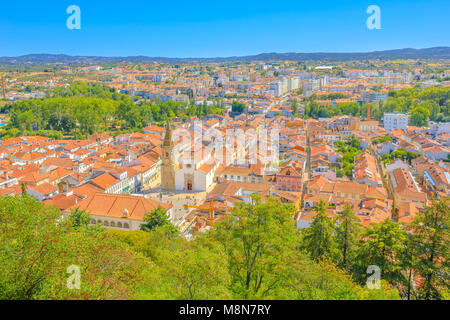 Luftaufnahme von Tomar Stadtbild und Praça da Republica, der Hauptplatz mit Rathaus und Kirche des Heiligen Johannes des Täufers, von Tomar, Portugal, Europa. Tomar Skyline der Stadt. Blue Sky. Stockfoto