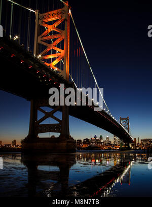 Ben Franklin Brücke begrüßt Besucher Philadelphia von Camden, NJ und der Welt. Stockfoto