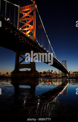 Ben Franklin Brücke begrüßt Besucher Philadelphia von Camden, NJ und der Welt. Stockfoto