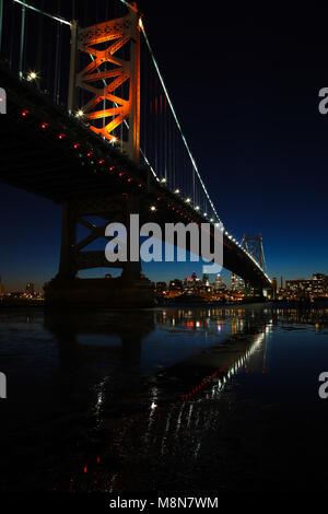 Ben Franklin Brücke begrüßt Besucher Philadelphia von Camden, NJ und der Welt. Stockfoto