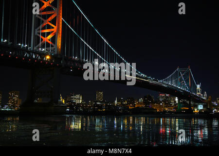 Ben Franklin Brücke begrüßt Besucher Philadelphia von Camden, NJ und der Welt. Stockfoto