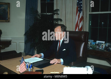 Washington DC., USA, 2. Oktober 1990 Präsident George H.W. Bush im Oval Office des Weißen Hauses, während er sich vorbereitet, die Vereinbarung zu unterzeichnen. Credit: Mark Reinstein/MediaPunch Stockfoto