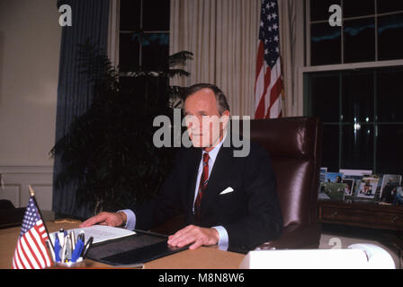 Washington DC., USA, 2. Oktober 1990 Präsident George H.W. Bush im Oval Office des Weißen Hauses, während er sich vorbereitet, die Vereinbarung zu unterzeichnen. Credit: Mark Reinstein/MediaPunch Stockfoto