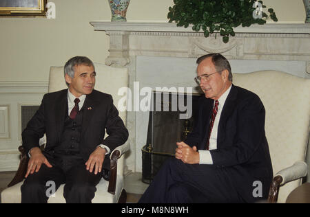 Washington DC., USA, 28. September 1990 Präsident George H.W. Bush mit dem bulgarischen Präsidenten Zhelyu Mitev Zhelev während der offiziellen Fototermin im Oval Office vor dem Kamin. Credit: Mark Reinstein/MediaPunch Stockfoto