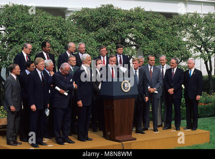 Washington DC., USA, 30. September 1990 Präsident George H.W. Bush steht mit den Mitgliedern der Führung des Kongresses im Rosengarten des Weißen Hauses eine Einigung über den Haushaltsplan zu verkünden. Credit: Mark Reinstein/MediaPunch Stockfoto