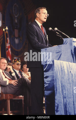 Chicago, Illinois, USA, August 22, 1988 V Ice-President George H. W. Bush Adressen der Kriegsveteranen Übereinkommen während seiner Ausführung als Kandidaten für das Amt des Präsidenten. Credit: Mark Reinstein/MediaPunch Stockfoto