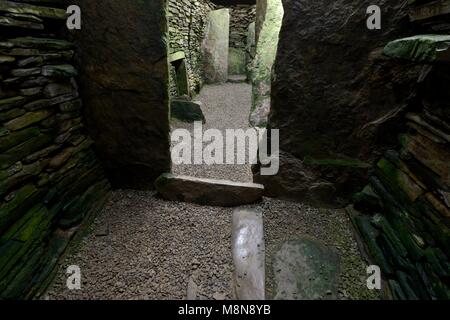 Unstan prähistorischen gekammert abgewürgt Cairn neolithischen Steinzeit Grab. Orkney, Schottland. Interieur. Typ Orkney-Cromarty kommunale Beerdigung Grab Stockfoto