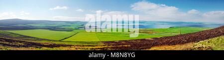 Von Wideford Hill prähistorischen chambered Cairn Westen über die Bucht von Firth in Richtung Finstown auf der Insel Festland, Orkney, Schottland. Panoramaaussicht Stockfoto