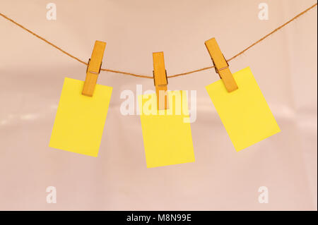 Leere Haftnotizen hängen mit Tuch Pins auf wäscheleine Ansicht schließen Stockfoto