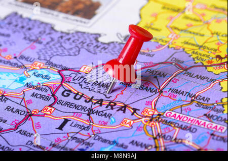 Der Blick auf die Stecknadel zeigt auf Gujarat auf der Landkarte von Indien Stockfoto