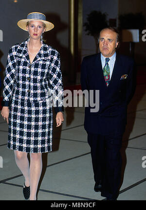 Washington, DC., USA, August 16, 1992, CNN's Peter Arnett und seine Frau Kimberley Ankunft im Kennedy Center Terrasse Theater für einen Erinnerungsservice für David Kaplan. Credit: Mark Reinstein/MediaPunch Stockfoto