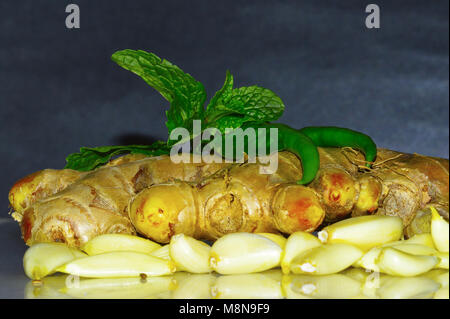 Nahaufnahme des Ingwer, Knoblauch mit Minze auf dunklem Hintergrund Stockfoto