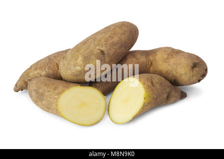 Frische rohe Kartoffeln kipfler auf weißem Hintergrund Stockfoto