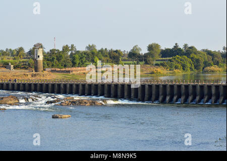 Bund auf Krishna River in der Nähe von Sangli, Maharashtra, Indien Stockfoto