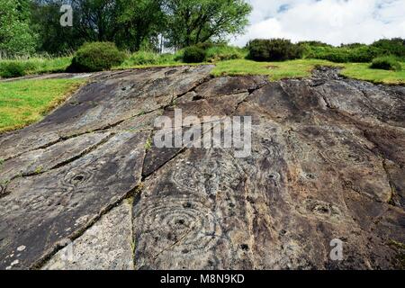 Schale und Ring mark Markiert Prähistorische Felszeichnungen aus der Jungsteinzeit auf natürliche Felsnase an Achnabreck in Kilmartin Valley, Argyll, Schottland, Großbritannien Stockfoto