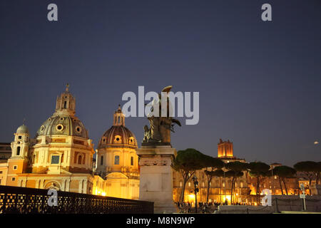 Venedig Platz (Piazza Venezia) in Rom bei Nacht Stockfoto