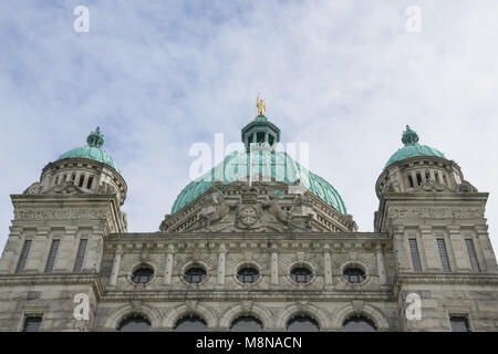 British Columbia Wappen und vergoldete Statue von Captain George Vancouver auf der Oberseite des BC Gesetzgebung Gebäude in Victoria BC. Stockfoto