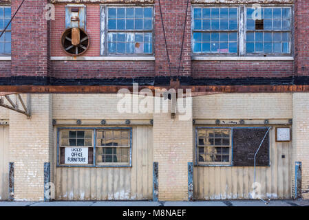 Außerhalb der Mauer der alten ländlichen Backsteinlagerhauses in städtischen Heruntergekommen historische Nachbarschaft Stockfoto