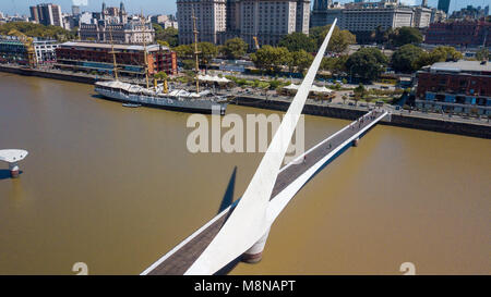 ARA Presidente Sarmiento, Puente de La Mujer und Puerto Modero, Buenos Aires, Argentinien Stockfoto