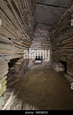 Cuween Hill prähistorischen chambered Cairn Neolithischen kommunale Grab. Orkney, Schottland. Hauptkammer, Eingänge zu Seite 3 von 4 Zellen. 5000 Jahre alte Stockfoto