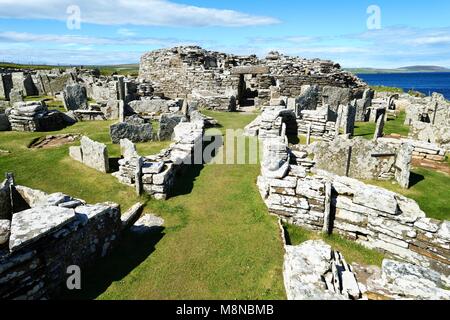 Broch von Gurness Eisenzeit broch und Dorf archäologische Stätte. Westen bis main Ansatz Eingang zu broch. Eynhallow Sound, Festland, Orkney, Schottland Stockfoto