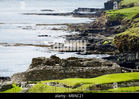 Midhowe Eisenzeit broch und Dorf archäologische Stätte auf der Insel Rousay. Suchen W entlang Eynhallow Sound, Orkney, Schottland. Mitte Howe Stockfoto