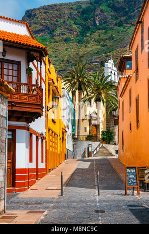 Garachico, Teneriffa, Spanien, Juni 08, 2015: Farbenfrohe Gebäude auf den Straßen von Garachico, Teneriffa, Kanarische Inseln, Spanien Stockfoto