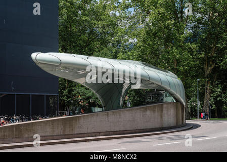 Innsbruck, Österreich - August 9, 2017: Seilbahnstation von Zaha Hadid Architects entworfen. Hungerburgbahn ist ein hybrid Standseilbahn Hun anschließen Stockfoto