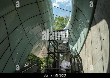 Innsbruck, Österreich - August 9, 2017: Seilbahnstation von Zaha Hadid Architects entworfen. Hungerburgbahn ist ein hybrid Standseilbahn Hun anschließen Stockfoto