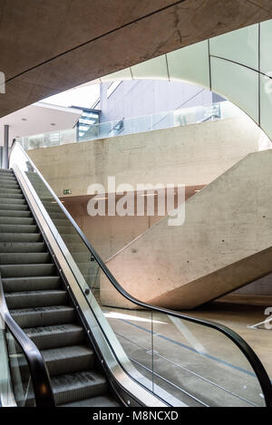 Innsbruck, Österreich - August 9, 2017: Seilbahnstation von Zaha Hadid Architects entworfen. Hungerburgbahn ist ein hybrid Standseilbahn Hun anschließen Stockfoto