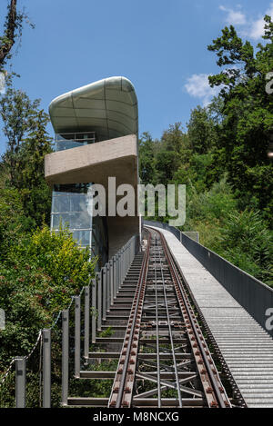 Innsbruck, Österreich - August 9, 2017: Seilbahnstation von Zaha Hadid Architects entworfen. Hungerburgbahn ist ein hybrid Standseilbahn Hun anschließen Stockfoto